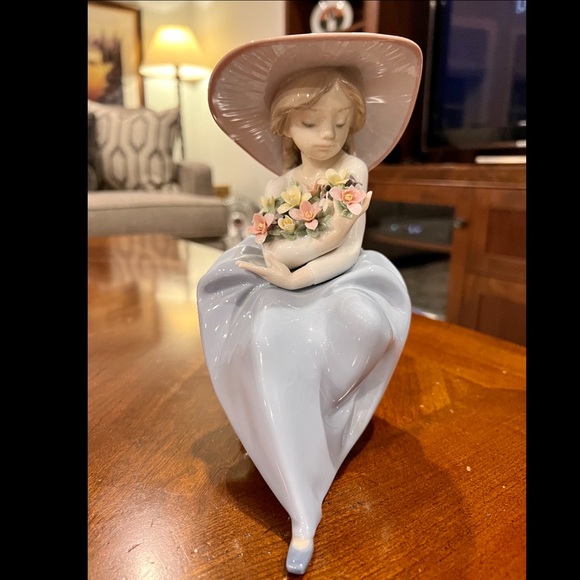 Lladro 5862 Fragrant Bouquet - retired piece- New Condition. - Picture 1 of 8